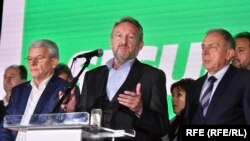 Досегашният представител на босненските мюсюлмани в президентството Бакир Изетбегович (в средата) по време на пресеконференцията си, на която призна загубата си на изборите.