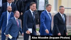 Oficialii români spun că șansele României de a accede la spațiul Schengen au crescut după ce toate condițiile puse de Olanda au fost îndeplinite. Imagine cu ministrul român de externe (stânga), premierul olandez (centru), președintele și premierul român.