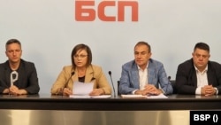 Корнелия Нинова говори пред медиите след заседанието в събота. 