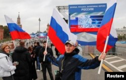 Ljudi na putu ka Kremlju gdje će se održati koncert nakon ceremonije aneksije ukrajinskih teritorija Rusiji, Moskva, 30. septembar