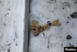 Odsiječena pletenica kose na protestima zbog smrti Mahse Amini u Ateni, Grčka, 24. septembar 2022.