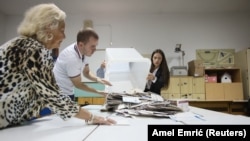 Članovi biračkog odbora broje glasove nakon predsjedničkih i parlamentarnih izbora na biračkom mjestu u školi u Sarajevu, Bosna i Hercegovina, 2. oktobra 2022. 