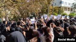 Studenți protestează în Iran, după moartea tinerei Mahsa Amini, 13 octombrie 2022.