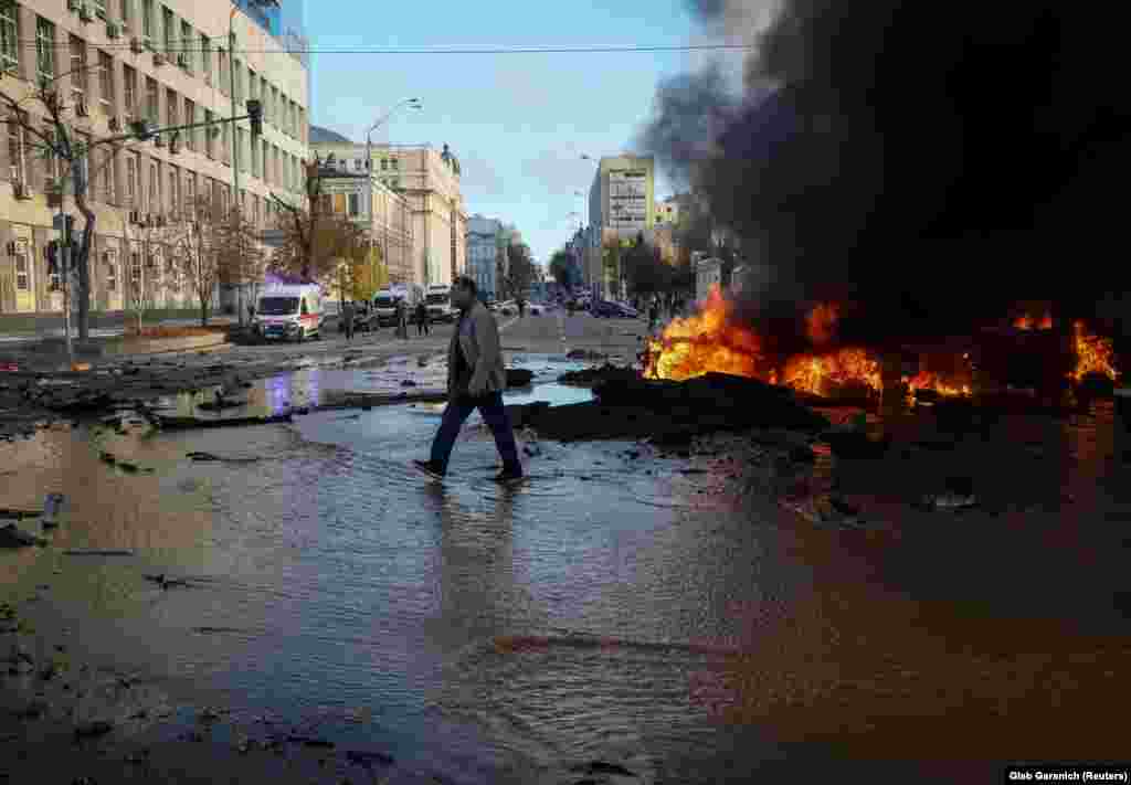 &bdquo;A fővárost orosz terroristák támadják! A rakéták a városközpontban (a Sevcsenkivszkij kerületben) és a Szolomjanszkij kerületben lévő objektumokba csapódtak be. A légitámadás szirénái szólnak, a fenyegetés nem múlt el&rdquo; &ndash; írta Vitalij Klicsko kijevi polgármester a közösségi médiában