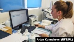 Roza Kola-Hajdari, drejtoreshë e Radiologjisë në spitalin e Pejës.