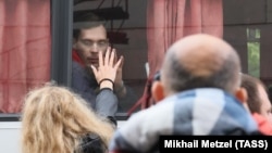 Мобилизиран руснак се сбогува с близките си