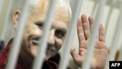 Ноември, 2011 година - Алес Бяляцки в съда в Минск, след като беше осъден на 4,5 години затвор.