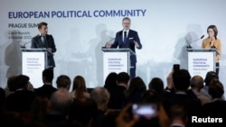 Președintele Franței Emmanuel Macron, prim-ministrul ceh Petr Fiala și președinta Republicii Moldova, Maia Sandu, la o conferință de presă în cadrul Summitului și Reuniunii Informale UE 27 din cadrul Comunității Politice Europene. Praga, 6 octombrie 2022.