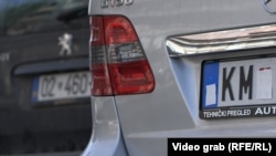 A Koszovó északi részén élő szerb nemzetiségűek a háború vége óta a szerb intézmények által kiadott rendszámtáblákat használnak, rajtuk koszovói városnév-rövidítésekkel, például KM (Kosovska Mitrovica), PR (Pristina) vagy UR (Uroševac)