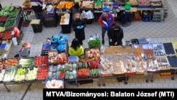 Árusok és vásárlók a létesítésének huszadik évfordulóját ünneplő Lehel Csarnokban, a főváros XIII. kerületében, a Váci úton 2022. március 3-án (képünk illusztráció)