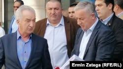 Predsjednik SDS-a Mirko Šarović i predsjednik PDP-a Branislav Borenović pred sjedištem Centralne izborne komisije u Sarajevu, 5. septembra 2022.