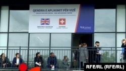 Ljudi ispred centra za predaju prijava za vize, Priština, septembar 2022.