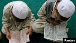 Djem të rinj duke mësuar në një medrese në Afganistan.
