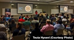 Teuta Hyseni duke udhëhequr një nga konferencat e Microsoftit në SHBA.