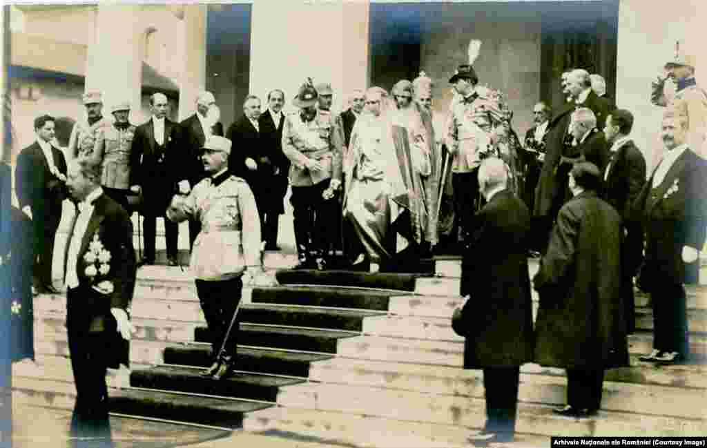 Pentru memoria luptătorilor și celebrarea Unirii, la Alba Iulia, cetatea Unirii lui Mihai Viteazul din 1600, a fost ridicată în 18 luni o catedrală. Aici Maria și Ferdinand pornesc dintr-o clădire din apropiere spre Catedrală ca să fie unși cu mir și încoronați de capul Bisericii Ortodoxe, Miron Cristea.