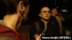 Siniša Marinković je imao 12 godina u vreme kada je njegov sugrađanin Dušan ubijen: "Sećam se tog osećaja straha i neizvesnosti, skrivanje iza zidića da te neko ne vidi i sve to zbog toga što si tamnije puti."