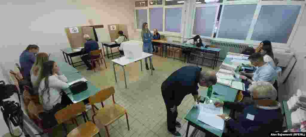 Na području Goražda otvorena su 32 redovna biračka mjesta i jedno mjesto za glasanje u odsustvu i na nepotvrđenim glasačkim listićima. Kašnjenja su zabilježena na dva biračka mjesta U procesu glasanja angažirana su i tri mobilna tima.&nbsp;