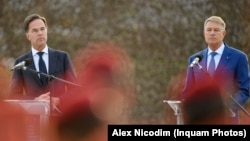 Prim-ministrul olandez Mark Rutte (stânga) și președintele Klaus Iohannis au discutat miercuri la Cincu, alături de premierul Nicolae Ciucă, pe chestiuni referitoare la NATO și pe tema intrării României la spațiul Schengen.