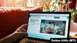 Egy férfi kitölti a népszámlálás online kérdőívét nyíregyházi otthonában 2022. október 1-jén