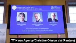 Jonas Aqvist, predsjednik Nobelovog odbora za hemiju, Hans Ellegren, sekretar Kraljevske švedske akademije znanosti i Olof Ramstrom, član Nobelovog odbora za hemiju objavljuju dobitnike Nobelove nagrade za hemiju za 2022.
