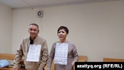 Гражданские активисты Маруа Ескендирова и Амангельды Оразбаев на суде по их делу. Уральск, 7 октября 2022 года