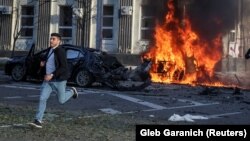 Autoritățile ucrainene spun că mai mulți oameni au murit și au fost răniți în urma atacurilor de luni asupra Ucrainei, însă o estimare este încă dificil de făcut în condițiile date. Dintr-un singur cartier al Kievului au fost anunțați opt morți.