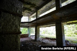 Në këtë hotel ka mbetur vëtëm struktura e betonit.