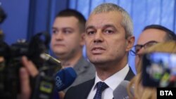 "Ще помоля нашите домакини от БТА да освободят терена, защото ние сме тези, които наемаме залата." С тези думи Костадин Костадинов се опита да изгони журналист от "Дневник" в сряда.