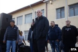 Иван Гешев на сцената пред протеста във "Факултета" в неделя.