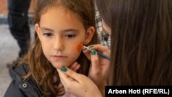 Vajza e Kujtime Pllana Azemit në Festivalin e kafesë në Mitrovicë