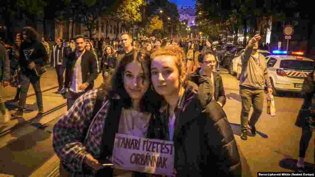 Ez a két Kossuth tér felé tartó lány így egyenlítené ki a jövedelmi viszonyokat.