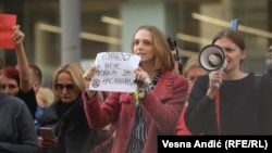 Nataša Elenkov članica organizacije Ženska solidarnost tokom protesta nakon što je tabloid Informer objavio intervju sa osuđivanim silovateljem, 28. septembar 2022. 