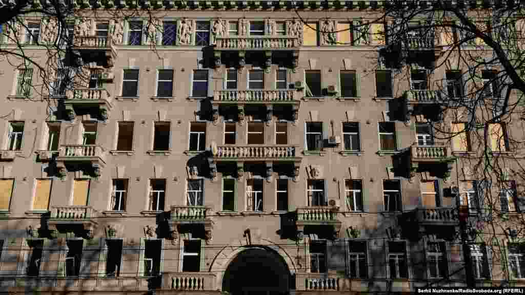 Stambene zgrade (na slici), kao i nekoliko kulturno-historijskih institucija Kijeva, kao što su Nacionalna filharmonija, Muzej Hanenko i Muzej Tarasa Ševčena, oštećene su u napadu.