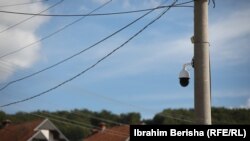 Kamerë e vendosur ilegalisht në një rrugë në Partesh që ngjan me llojin e kamerave që i hoqi së fundi Policia e Kosovës. Fotografi e bërë në tetor 2022. 