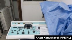 Pajisja e quajtur skopi, për ekzaminimin e abdomenit. Kjo pajisje është ende e papërdorur për shkak të mungesës së stafit përkatës, spitali i përgjithshëm në Pejë.