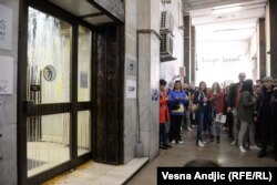 Ulazna vrata zgrade u kojoj se nalazi redakcija Informera gađana su jajima, a urednik tog tabloida Dragan J. Vučićević dočekan je zvižducima i pozivima da povuče intervju.