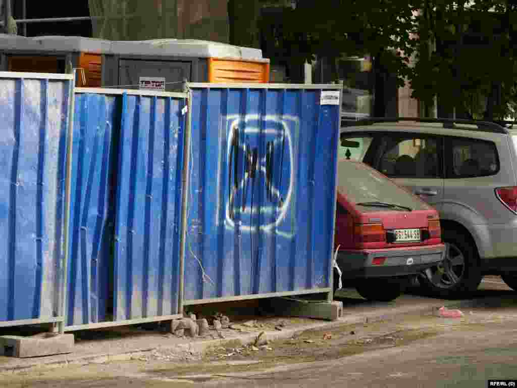 На многу места низ центарот на Белград, провоениот симбол &bdquo;Z&ldquo; е прешкртан.