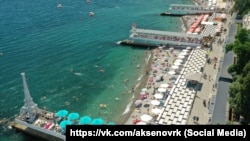 Побережье Крыма во время курортного сезона, иллюстрационное фото