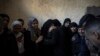 Membri ai familiei Abu Sinjar își plâng rudele ucise în bombardamente israeliene asupra Fâșiei Gaza, la Rafah. 5 ianuarie 2024. (AP Photo/Fatima Shbair)
