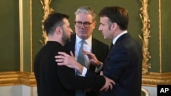 Ukrajinski predsednik Volodimir Zelenski, britanski premijer Kir Starmer i francuski predsednik Emanuel Makron tokom samita u Londonu, 2. mart 2025.