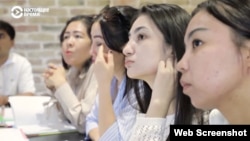 Неміс тілін үйреніп жүргендер.