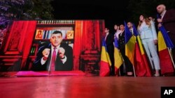 George Simion, vorbindu-le suporterilor prin videolink, după publicarea rezultatelor exit poll, la 21:00.