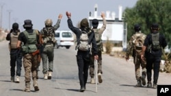 22 iulie 2025 luptătorii beduini s-au adunat în satul Busra al-Harir, la nord-vest de orașul Sweida. Între timp, forțele de securitate izolează zona din sudul Siriei,.