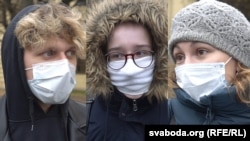 Belarusz: maszkot viselő fiatalok