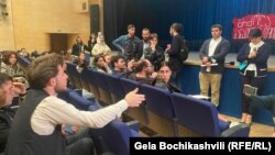 სტუდენტების შეხვედრა უნივერსიტეტის ადმინისტრაციასთან