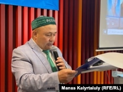Bekzat Maksutkhanuly, the head of the unregistered Nagyz Atajurt (Real Atazhurt) group, at a press conference in Almaty in May 2022.