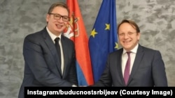 Alekszandar Vučić szerb elnök mellett Várhelyi Olivér uniós bővítési biztos 2022. május 11-én, Büsszelben.