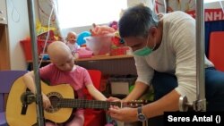 "Átléped az onkológiai osztály küszöbét és érzed, hogy ez a halál kapuja, ami nagyon félelmetes" - mondta a Szabad Európának Seres Antal