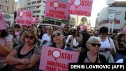 Nekoliko hiljada demonstranata okupljeno u znak protesta protiv zanemarivanja zdravlja žena, na glavnom zagrebačkom trgu 12. maja 2022.