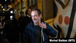 Kovács Gergely, a Magyar Kétfarkú Kutya Párt elnöke a párt eredményváró rendezvényén, Budapesten 2022. április 3-án